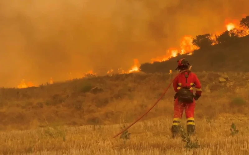 Incêndios na Europa: Mais de 200 mil evacuados por chamas descontroladas na França e Espanha, alerta para clima