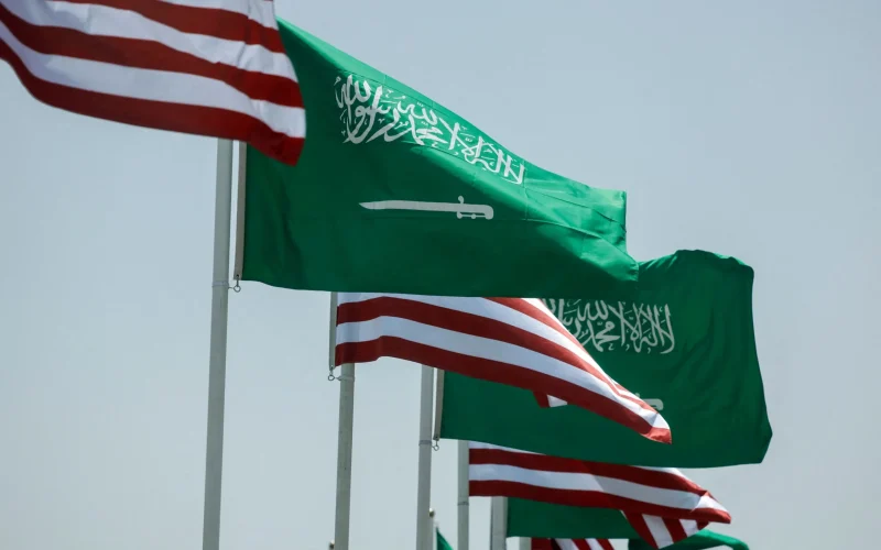 Acordo Nuclear Saudita: Trump Impõe Condição Crucial Ligada aos Acordos de Abraão, Impacto na Energia e Geopolítica
