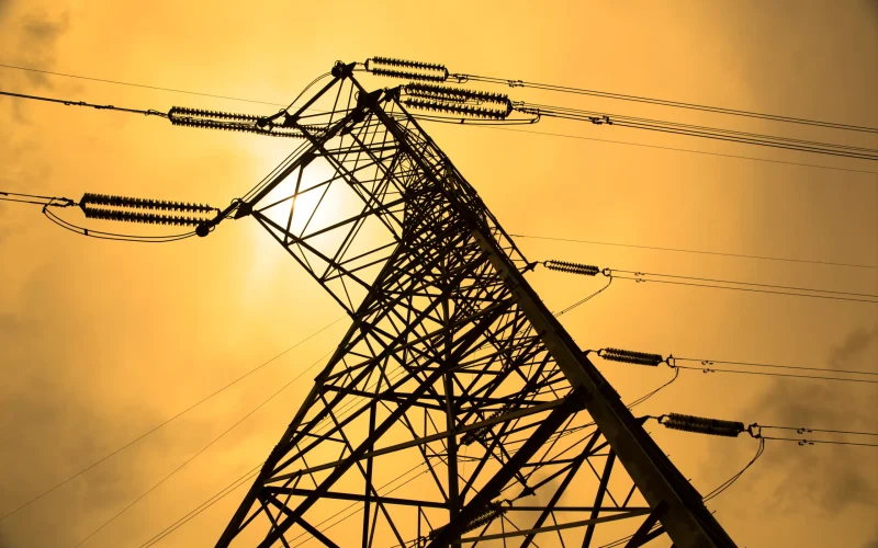 Apagão em Cascata: Data Centers e a Crise Energética Emergente em Redes Elétricas