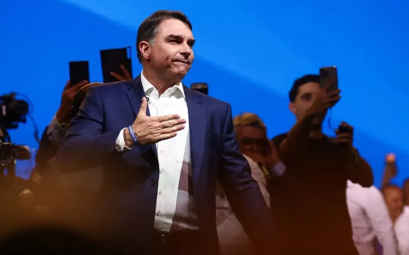 Rejeição de Flávio Bolsonaro em 53% na Pré-Campanha: Impactos e Cenário Eleitoral Pós-Crise das Tarifas nos EUA
