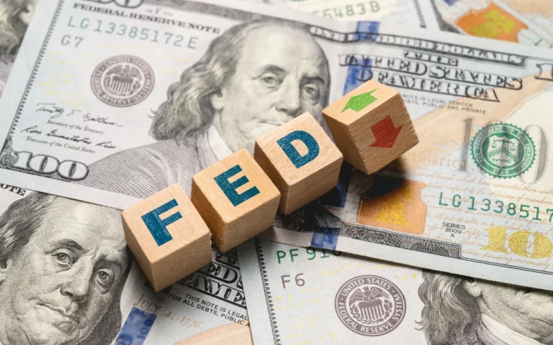 Juros Longos nos EUA Disparam a Máximas de 18 Anos Após Fed Manter Taxa; Entenda o Impacto no Brasil