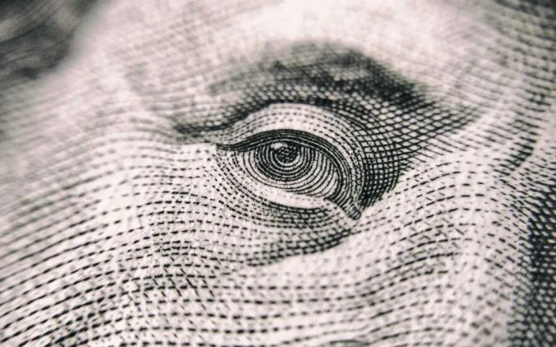 Dólar Cai para R$ 5,10 com Fed Mantendo Juros e Fed Watch Mirando Nova Alta em Setembro; Petróleo Dispara com Tensão EUA-Irã