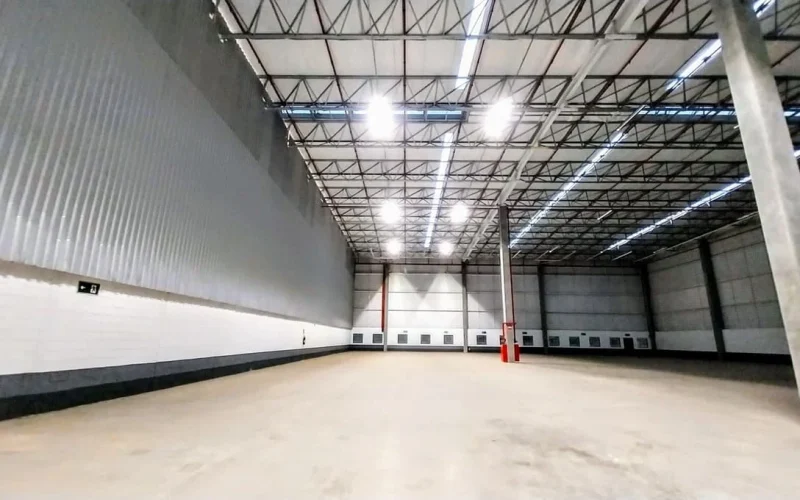 Fundo Imobiliário Lucra R$ 44 Milhões com Venda de Galpão Logístico em Itapevi: Entenda o Impacto nas Cotas