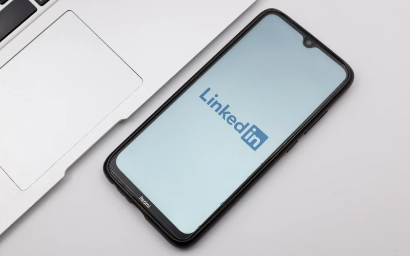 LinkedIn Alerta: Botão 'Parece Lixo de IA' Chega para Combater Conteúdo Sintético de Baixa Qualidade