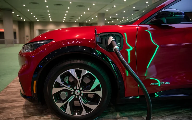 GM e Ford: O Foco em Veículos Elétricos Diminui em meio a Mudanças Estratégicas e Pressões de Mercado