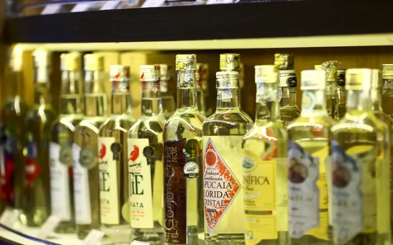 Crescimento Explosivo na Cachaça: 21% Mais Empresas e Exportações em Alta, Mas Produção Cai 15%