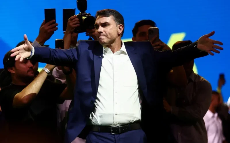 Flávio Bolsonaro dispara contra Lula: "Projeto de ditador" e promessa de "demissão" em outubro