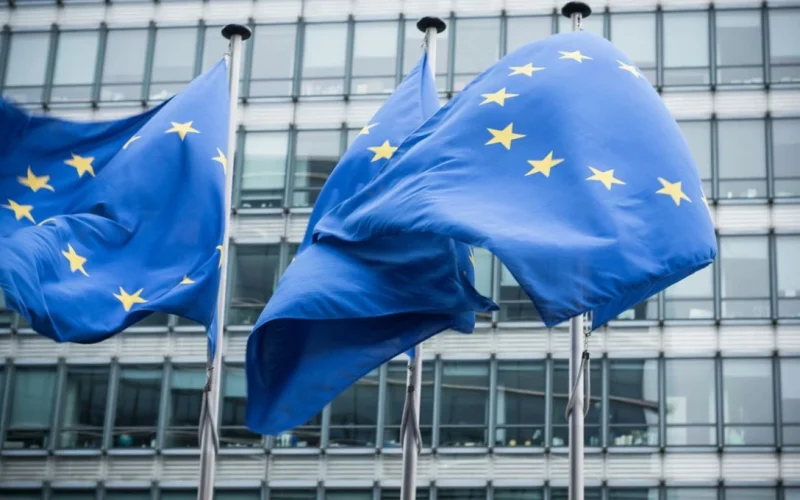 UE Exige Cumprimento de Acordo Comercial com EUA: "Acordo é Acordo", Diz Bruxelas Após Tarifas de Trump