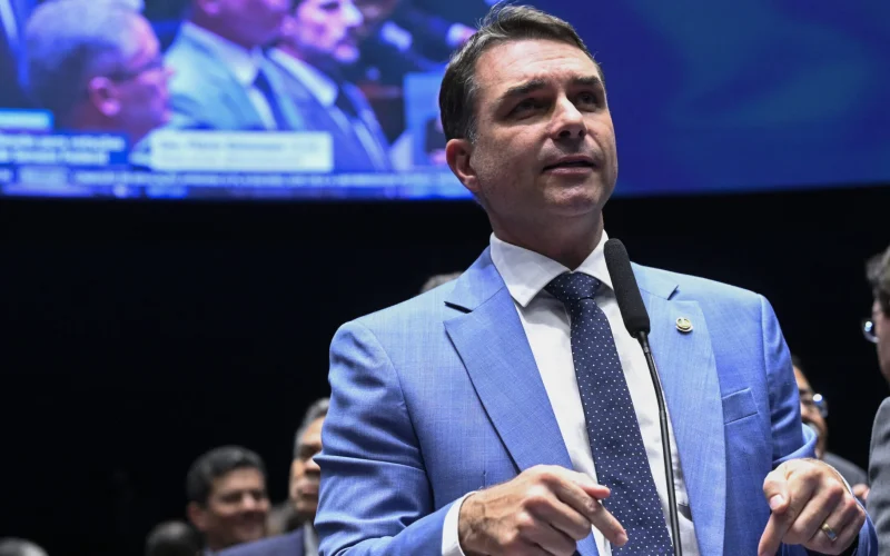 Flávio Bolsonaro prometer aceitar urnas, mas alerta: "TSE precisa ser imparcial como não foi em 2022"