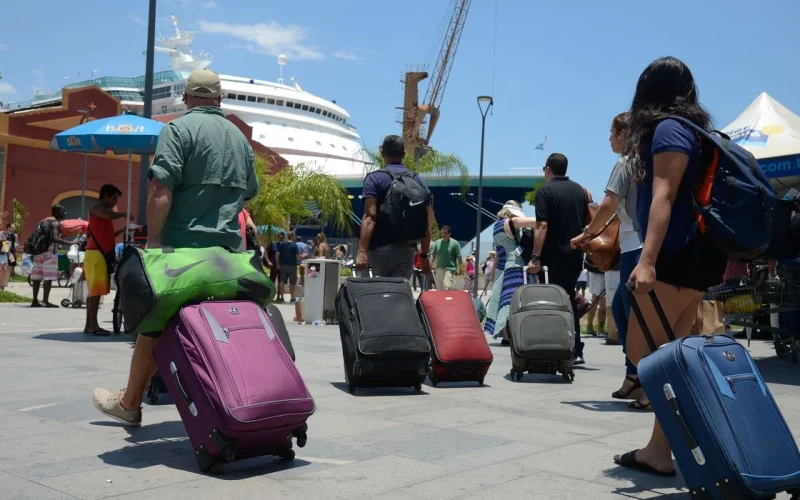 Brasil Dispara no Turismo Internacional: O Que Isso Significa Para Sua Carteira e Para o Futuro do País?