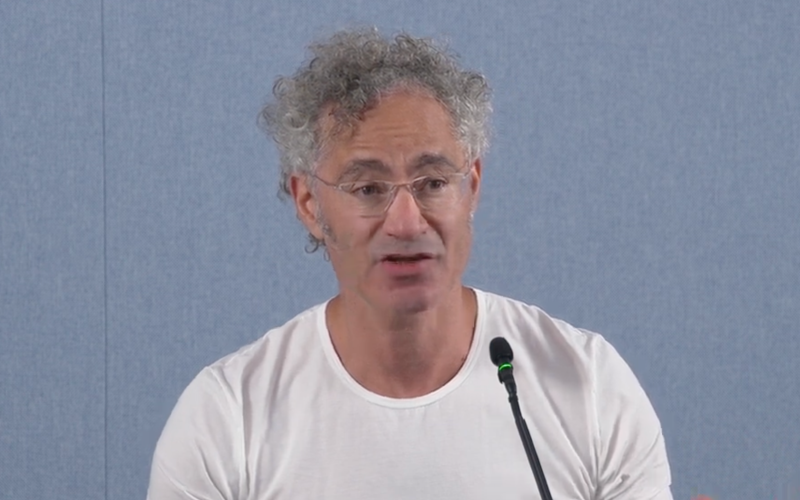 CEO da Palantir, Alex Karp, Ameaça Mercado de IA com Crítica Marxista Após Lucro Recorde