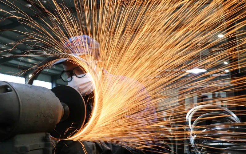 Produção Industrial Brasileira: Queda de 1,8% em Junho Sinaliza Desaceleração e Preocupa Setores Chave