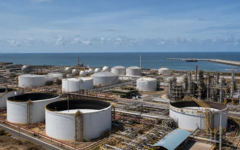 Lucro da Saudi Aramco Dispara 33% no 2T26: Entenda o Impacto dos Preços do Petróleo e Rotas Alternativas