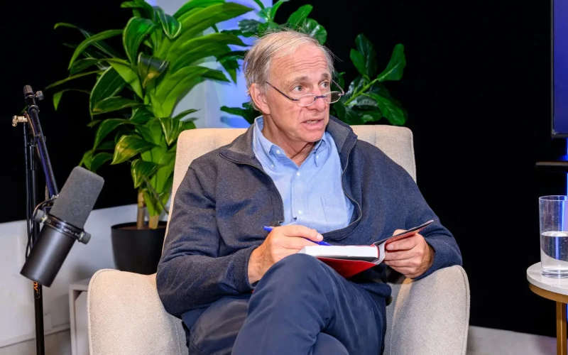 Ray Dalio Alerta: Bolha de IA é o Sinal Mais Claro de um Colapso Financeiro Iminente?