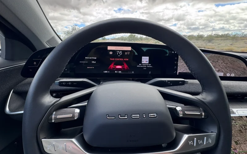 Lucid Motors adia lançamento de carro elétrico acessível: o que isso significa para o futuro da montadora?