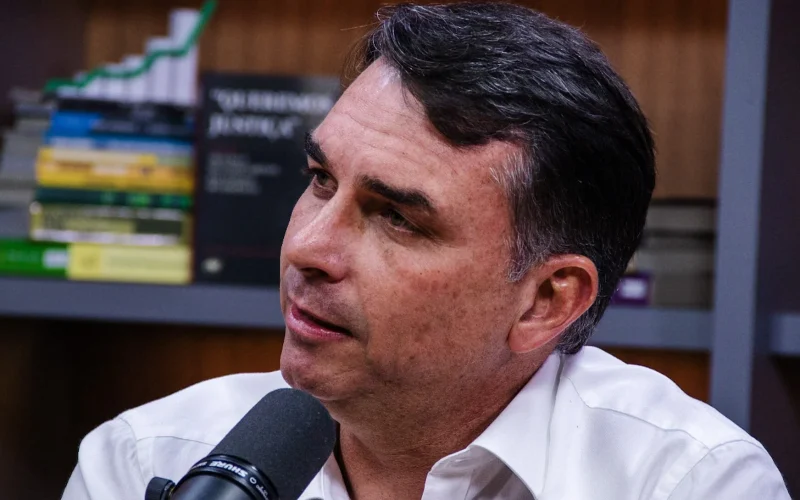 Flávio Bolsonaro em Carta Emocionada no Dia dos Pais: Críticas a Moraes e Cenário Eleitoral