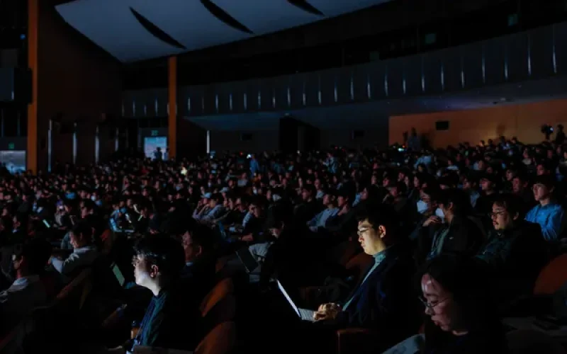 Anthropic Flexibiliza Regras de Segurança em Corrida por IA, Impactando o Mercado Global