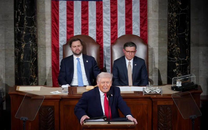 Trump Ignora Preocupações de Acessibilidade Financeira no Discurso do Estado da União, Foco em Estatísticas Econômicas