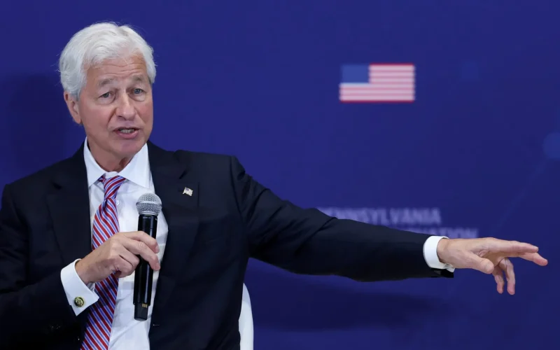 Jamie Dimon Alerta: Supremacia Militar dos EUA Sustenta o Dólar, Mas Futuro é Incerto