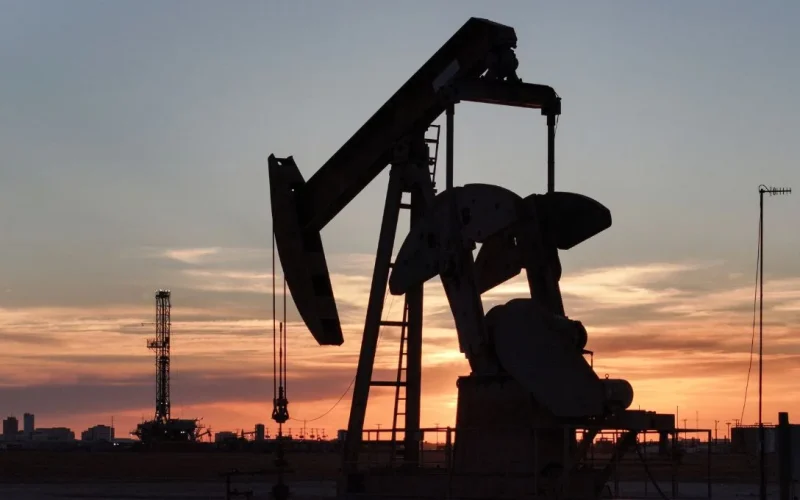 Petróleo Dispara Pelo 6º Dia: Tensões no Oriente Médio e Impasse em Ormuz Elevam Preços e Geram Incerteza Global