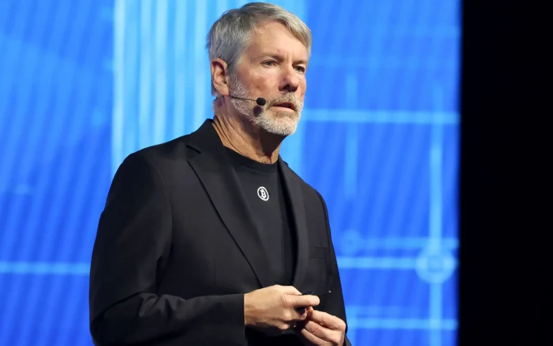 Michael Saylor rebate Elon Musk: Por que a IA não vai acabar com o dinheiro, mesmo com abundância?