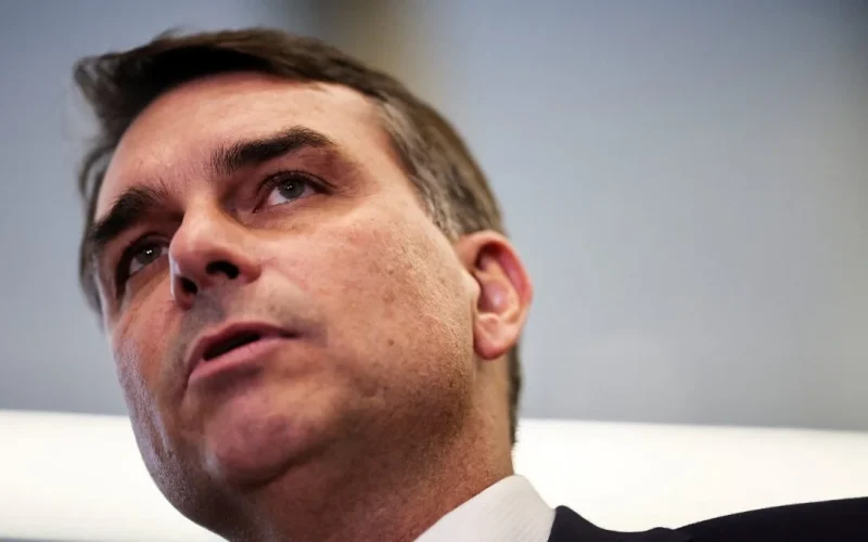 Plano de Flávio Bolsonaro: Corte de Impostos, Redução de Ministérios e Reforma Tributária em Debate