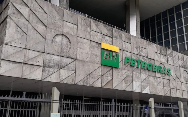 Petrobras (PETR4) recebe mais R$ 536,7 milhões em subvenções: entenda o impacto nos preços da gasolina e GLP