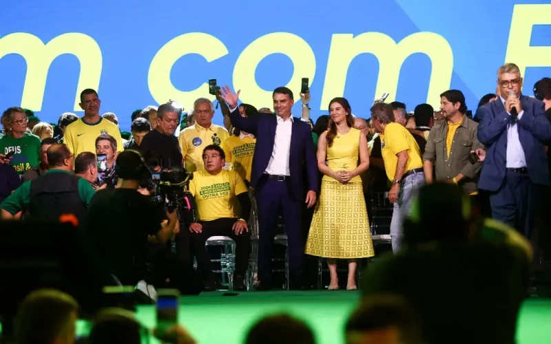 Flávio Bolsonaro Inicia Campanha: Base Sólida, Mas Alianças Fragmentadas Criam Desafios Estratégicos