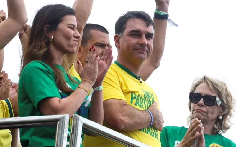 Flávio Bolsonaro Inicia Campanha com Promessa de "Tesourar" Contas Públicas: Entenda o Impacto Econômico das Propostas