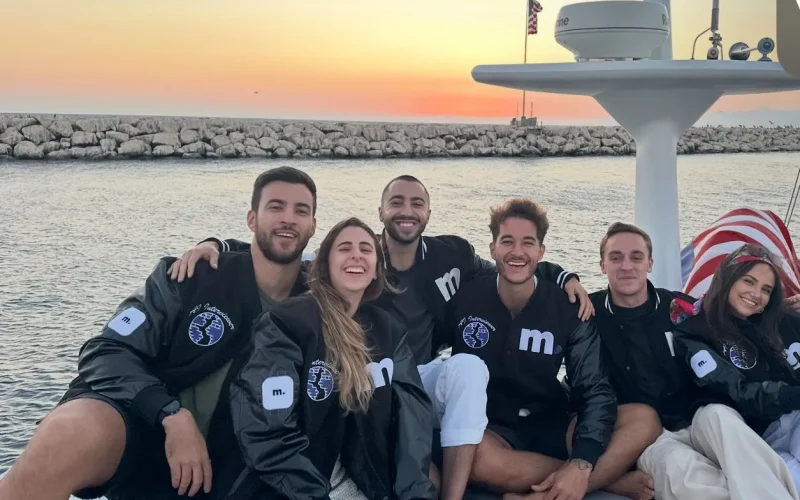 Micro1 Dispara: Startup de Dados para IA Atinge US$ 500 Milhões em Receita Bruta Anual Impulsionada pela Corrida do Ouro da Inteligência Artificial