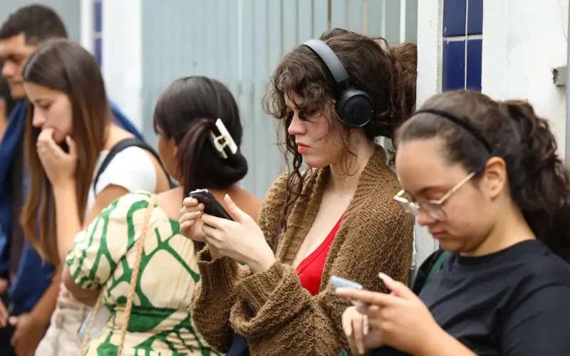Jovens Brasileiros no Mercado de Trabalho: Desigualdades, IA e o Futuro do Emprego