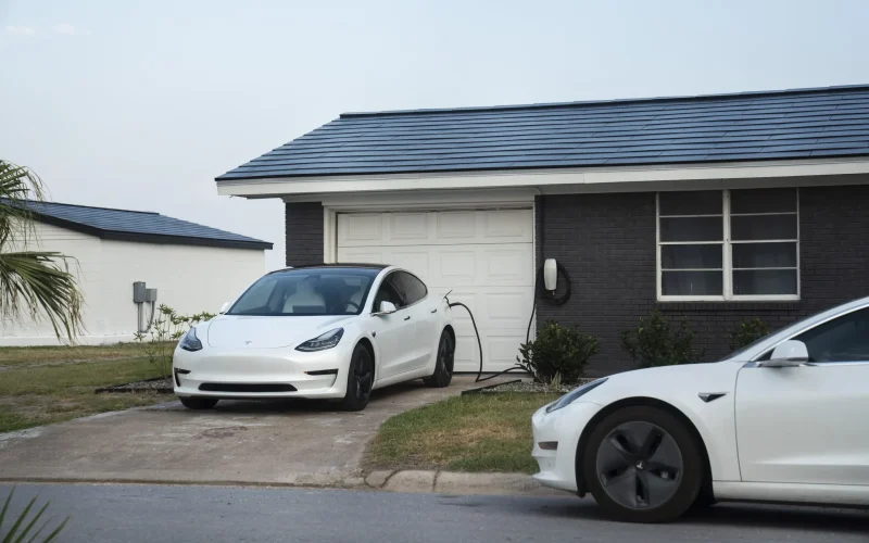 Tesla Descontinua Telhado Solar: O Fim de um Sonho de Luxo ou um Alerta para Inovações em Energia?
