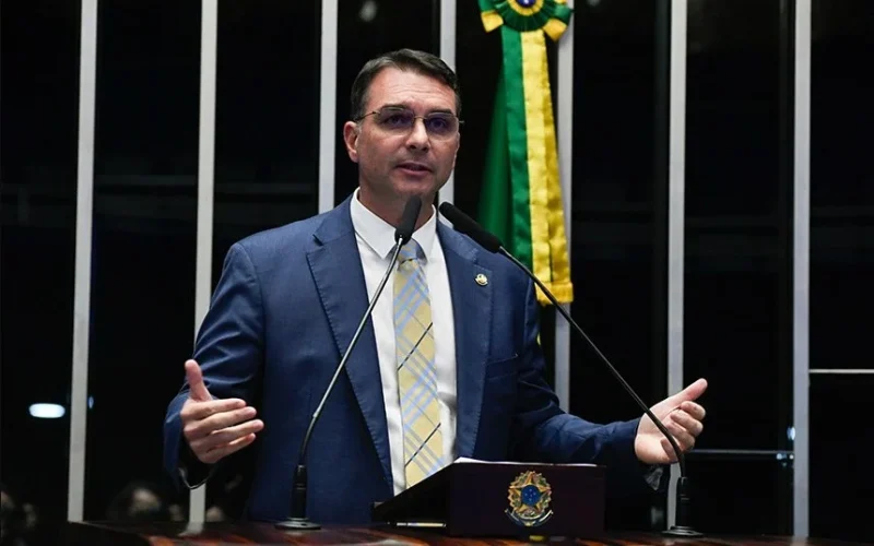 Setor de Etanol Repudia Declaração de Flávio Bolsonaro sobre Mistura na Gasolina: Entenda o Debate