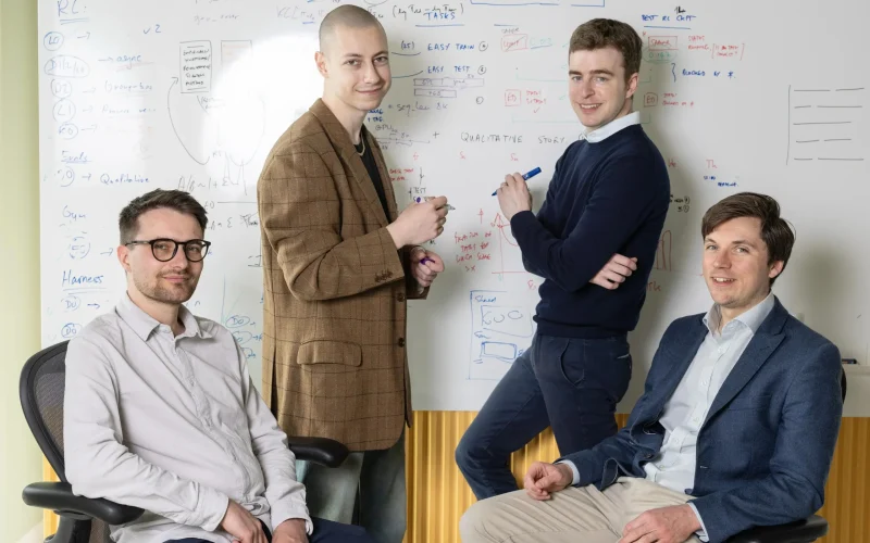 IA 'Colega' de Ex-Alumni do DeepMind Supera OpenAI e Anthropic em Tarefa Científica Crucial