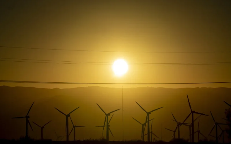 Energia Renovável Dispara nos EUA em 2025 Apesar de Políticas Contrárias: Entenda o Fenômeno Econômico