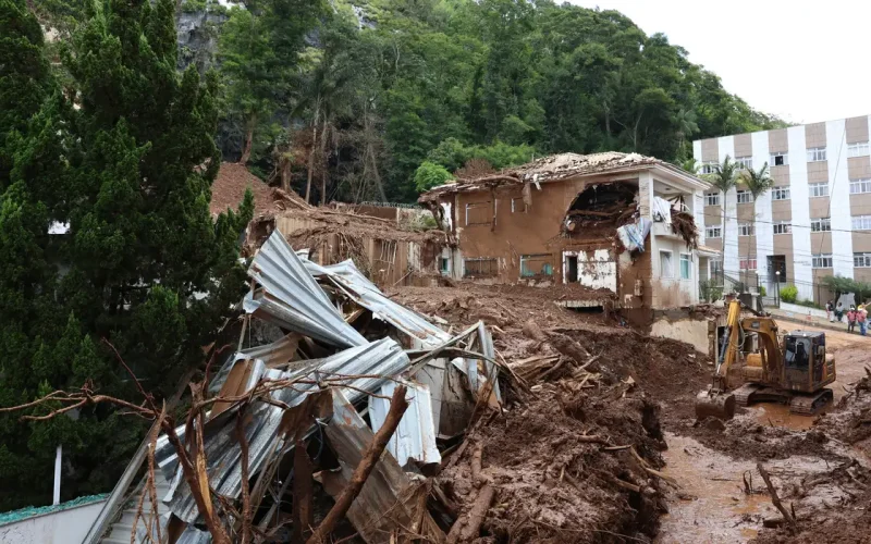 Lula sobrevoa áreas de calamidade em MG: R$ 11,3 milhões liberados e alerta de mais chuvas