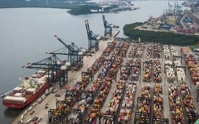 Drawback Estendido por 1 Ano: Empresas Brasileiras Ganham Respiro Contra Tarifas dos EUA