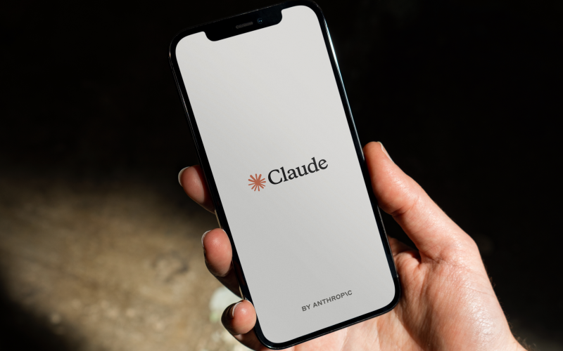 Claude Cowork Revoluciona Interação com IA: Memória Unificada Traz Fim da Repetição e Nova Era de Produtividade