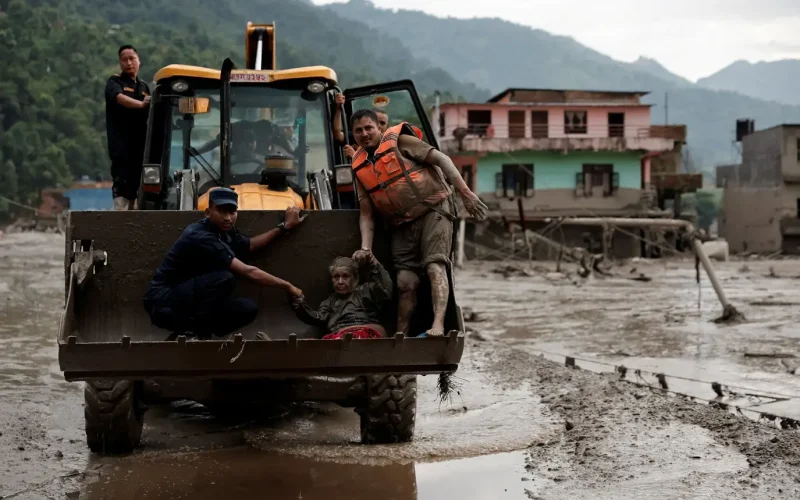 Tragédia no Himalaia: Tragédia no Nepal-China eleva mortos para 160 após avalanche de gelo; centenas desaparecidos