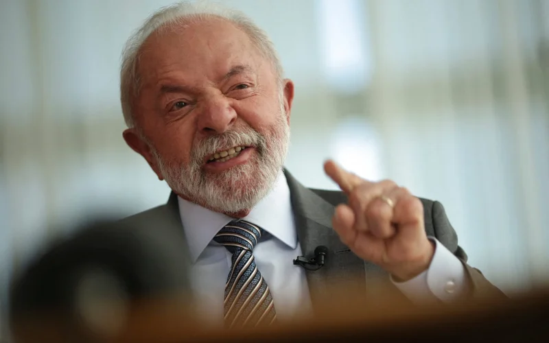 Lula mira fim da 'taxa das blusinhas' e escala 6x1 em pauta prioritária com Congresso