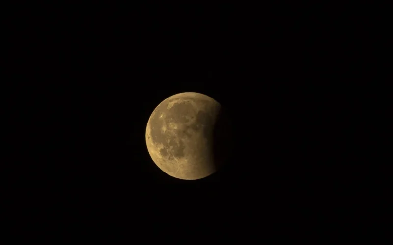 Lua 'Desaparece' na Madrugada: Eclipse Quase Total Visível em Todo o Brasil A Partir das 22h