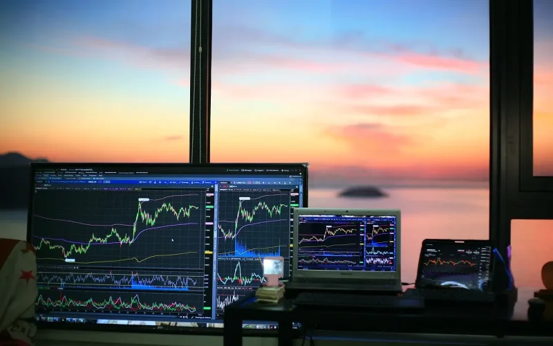 Warsh em Jackson Hole: Mercado Antecipa Discurso do Fed e Dados Chave no Brasil Agitam Sexta-feira Financeira