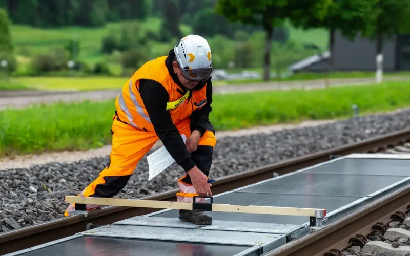 Ferrovias Suíças se Transformam em Usinas Solares: Revolução Energética e Oportunidades Financeiras