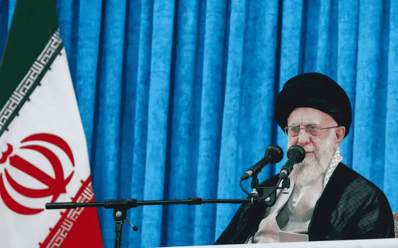 Aiatolá Ali Khamenei: O Poderoso Líder Supremo do Irã e Alvo de Ataques