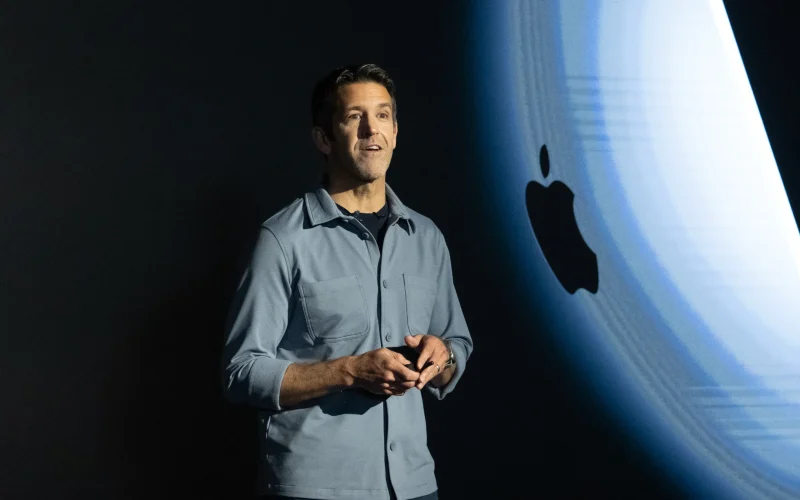 Quem é John Ternus? Conheça o Novo CEO da Apple que Herda um Gigante Tecnológico e Enfrenta Desafios Inovadores