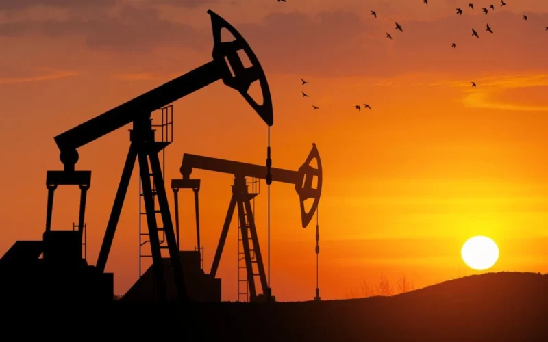 Petróleo Brent dispara 10% e pode R$ 500/barril com conflito no Irã: Analistas alertam para R$ 100 e risco no Estreito de Ormuz