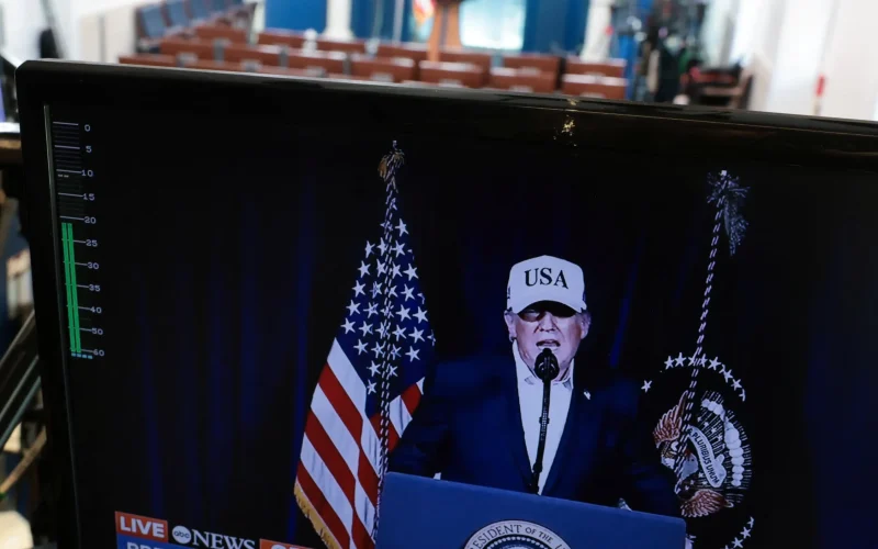 Mercados em Alerta: Conflito EUA-Irã Dispara Petróleo, PMIs e Agenda Econômica Brasileira