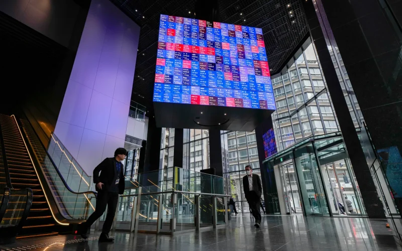 Ações do Japão em Queda: Geopolítica do Irã e Alta do Petróleo Impactam Bolsas e Lucros de Refinarias