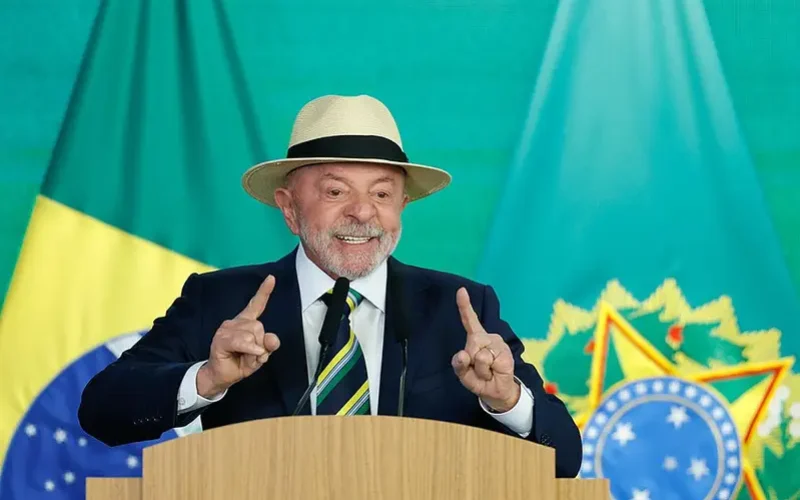 Tarifas de Trump: Exportações Brasileiras para os EUA em Queda Livre, Mas Há Luz no Fim do Túnel?