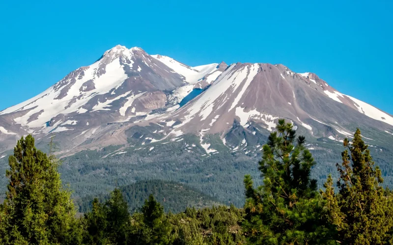 Hikers Resgatados em Monte Shasta Após Planejamento com IA Gemini: Lições Cruciais para Aventureiros e Planejadores